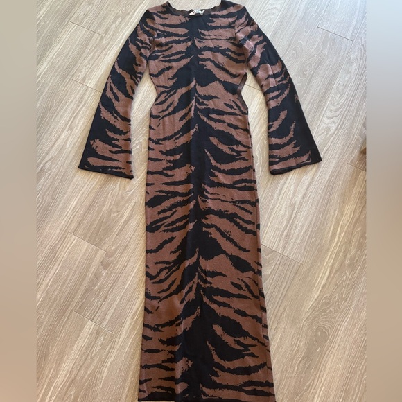 NA-KD Brown and Black Tiger Print sweater Dress with side cut out - Picture 3 of 7